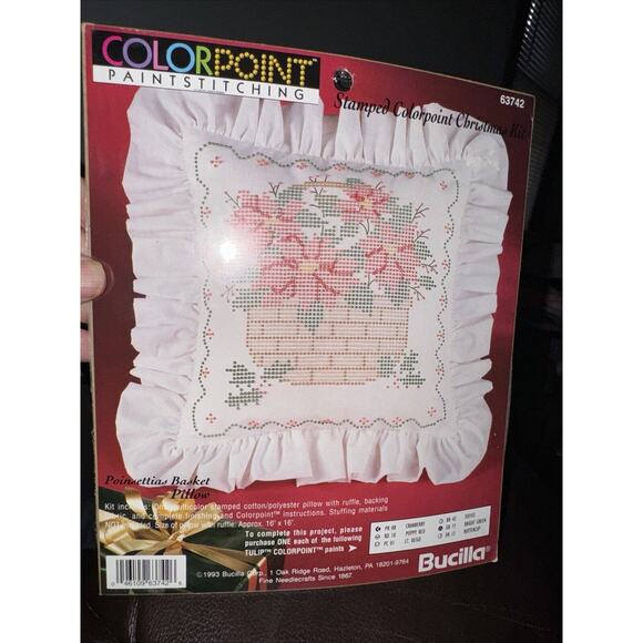 1993 BUCILLA COLORPOINT PAINTSTITCHING CHRISTMAS Poinsettias Basket Pillow NEW - Picture 1 of 6